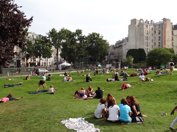 Sunday afternoon in Paris